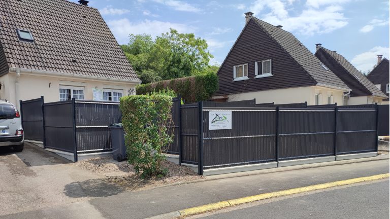 Maison individuelle avec clôture neuve