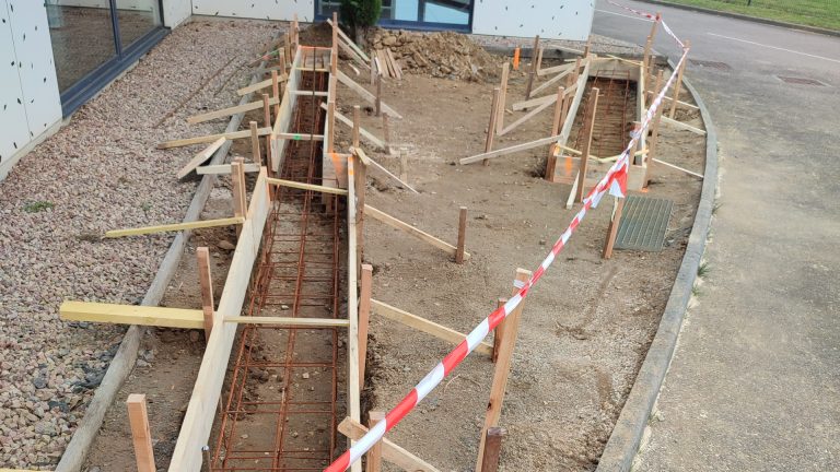 Préparation coulage d'une longrine pour portail