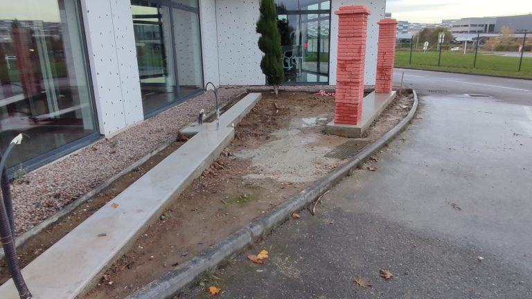 Longrine terminée et poteaux de portail posés
