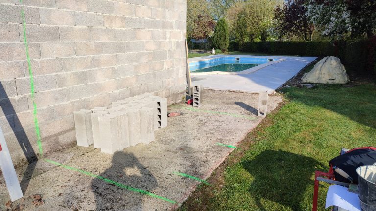 Préparation du chantier pour montage de mur du local