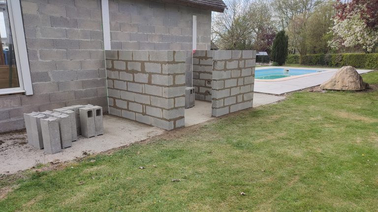 local technique piscine brut en cours de construction
