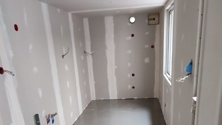 piéce de maison avec placo en cours et dalle béton