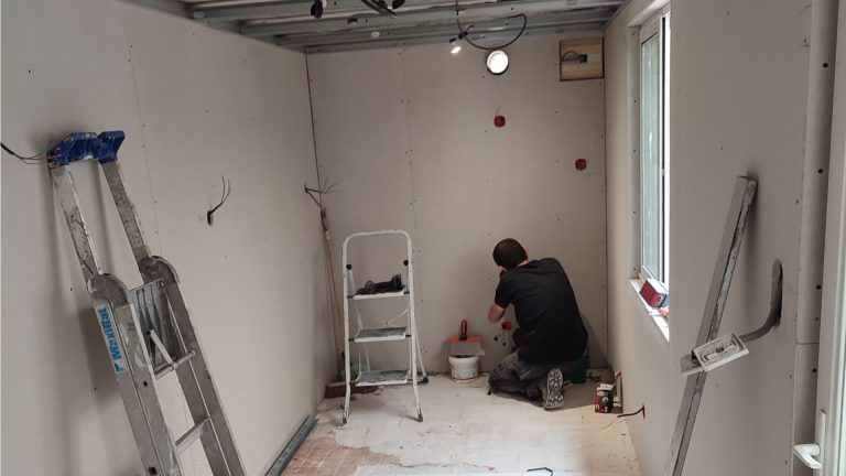 pièce de maison en cours de rénovation