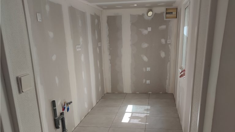 pièce rénovée du sol au plafond