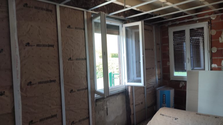 rénovation des murs d'une pièce, laine de verre tout juste posée